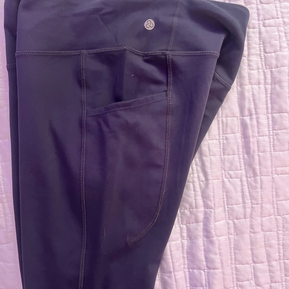 Navy Blue Leggings with Cutout Design and Pockets - Picture 2 of 4